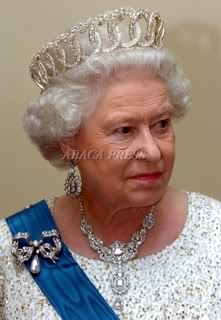 Queen wearing the Kensington Brooch