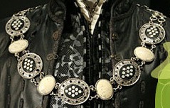 Henry VIII s1 promo collar3