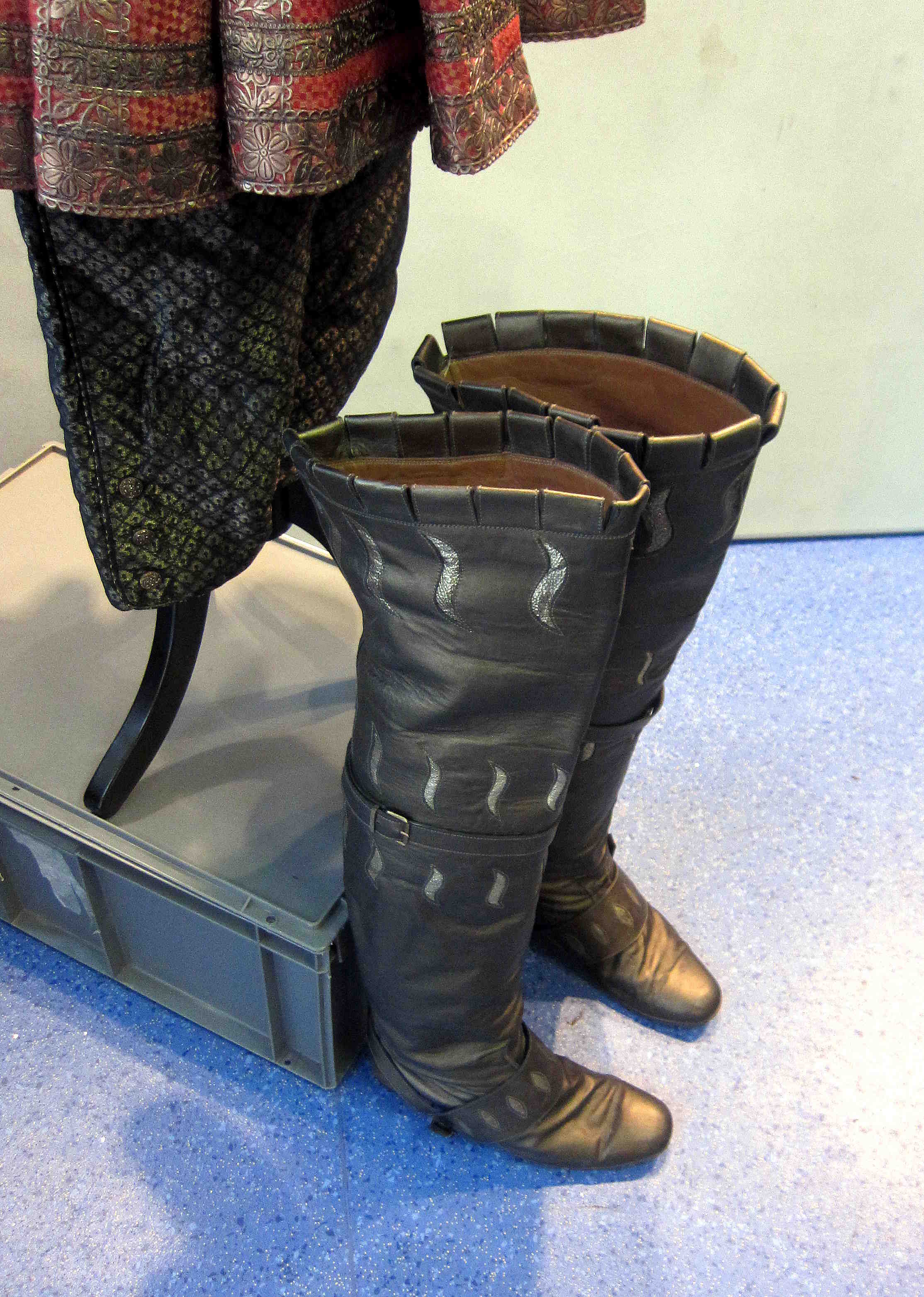 Jonathan Rhys Meyers - boots