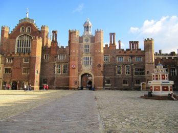 Hampton court - new wine fountain