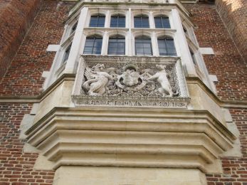 Hampton Court - Henry's arms and motto