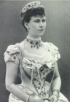Queen Mary wearing the Amethyst Collection