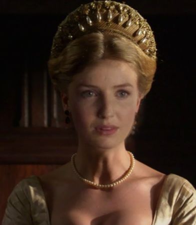 Annabelle Wallis as Jane Seymour as a lady in waiting