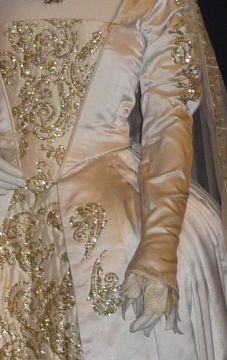 Jane Seymour - Dress Detail