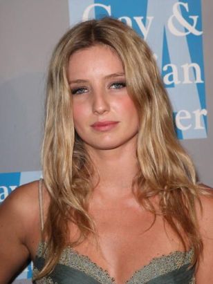 Annabelle Wallis at An Evening with Women: Celebrating Art, Music and Equality