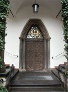 Die Schwanenburg, Tür mit romanischen Elementen