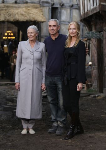Joely Richardson with her mother Vanessa Redgrave, on set of Anonymous