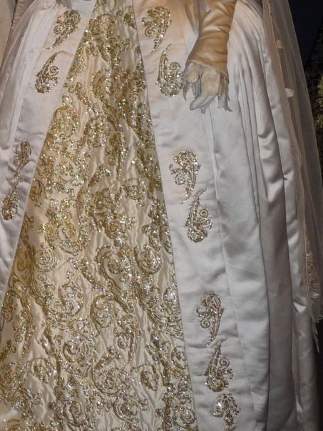 Jane Seymour - Skirt detail